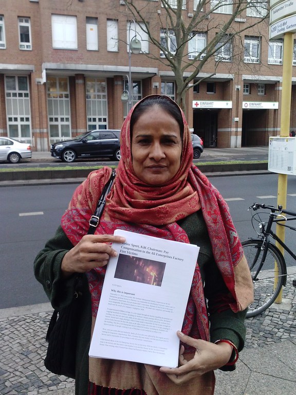 Shahida Parveen who lost her husband in the fire just before handing over the petition signatures to KiK in Berlin