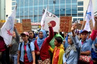 Pressure mounting for UNIQLO to pay Indonesian workers compensation